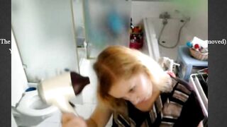 jolie jeune blonde a poil dans la salle de bain