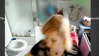 jolie jeune blonde a poil dans la salle de bain