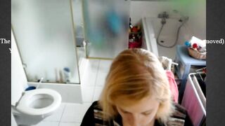 jolie jeune blonde a poil dans la salle de bain