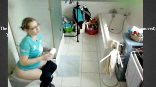 jolie jeune blonde a poil dans la salle de bain