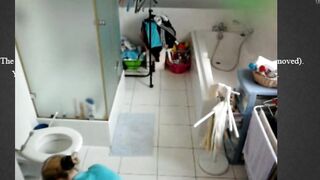jolie jeune blonde a poil dans la salle de bain