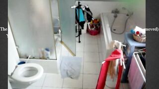 jolie jeune blonde a poil dans la salle de bain