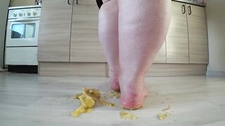 a big mature woman, bbw, smash a banana with bare