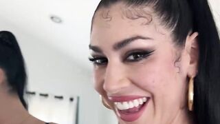 Photographer fucks natural big tits model in bed POV