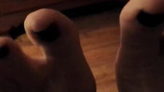 Amateur Teen gives a oily Footjob