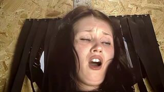 Gorgeous Teen Spreads her Legs