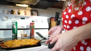 sexy Mom makes Pizza. Twat and Booty Exposed