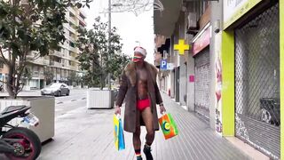 Ebony Santa le trae su regalo a Medusa