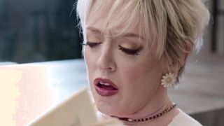 Dee is almost caught by her stepdaughter