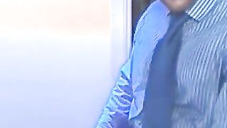 Empresario batendo punheta
