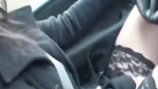 Trop impatiente elle se masturbe en roulant