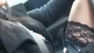 Trop impatiente elle se masturbe en roulant
