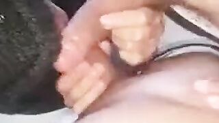Com dois moleques que conhece  no paredao
