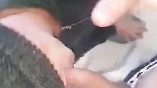 Com dois moleques que conhece  no paredao