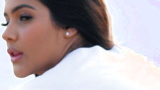 Brunette with great pleasure, showed all her sensuality in the lagoon, very horny and