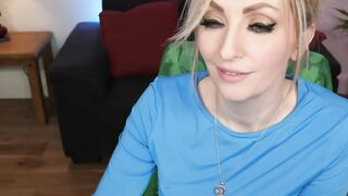 Great Sultry brunette Flirtatious act