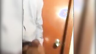 Porteiro dando aliviada no trampo