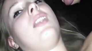 Hübsche junge deutsche Blondine fickt mit drei Kerlen