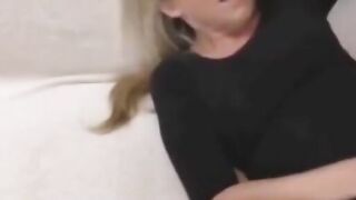 Hübsche deutsche Blondine in Strümpfen gefickt