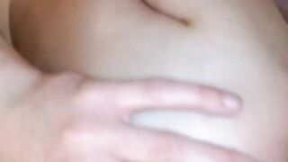 Meine heiße Teenie-Freundin reitet großen Dildo mit schmatzender Muschi