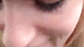 Die sexy Blondine lutscht einen großen Schwanz und schluckt Sperma