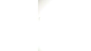 Pendejita argentina embestida contra la pared
