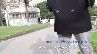 HEISSE BLONDE AUF DER STRASSE AUFGEGABELT