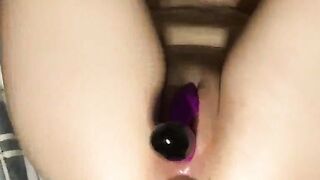 Sexsuchtige fickt ihre Locher selbst