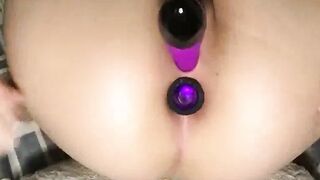Sexsuchtige fickt ihre Locher selbst