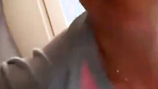 Blondine bläst in einem Flugzeug
