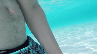 Geilen Kerl im Wasser und am Strand entsaftet