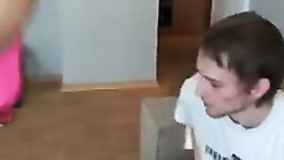 Jungen Mann gezeigt wie man richtig Vogelt