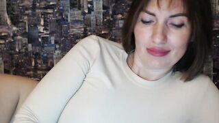 It is really simple to get close to her: just watch, click, and connect! Fantastic 3