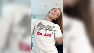 Hubsche junge Blondine liebt es, meinen Schwanz zu lutschen