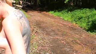 Blonde Joggerin vogelt im Wald fremd