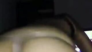 Sexy Brunette mag es richtig tief