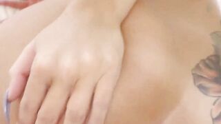 Mira nackt im Bett erwischt und gefickt