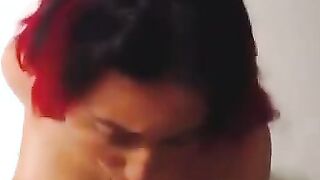 Camgirl dreht Amateurporno mit Dadbod-Freund
