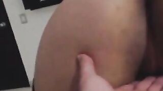 Camgirl dreht Amateurporno mit Dadbod-Freund