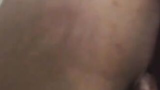 Camgirl dreht Amateurporno mit Dadbod-Freund