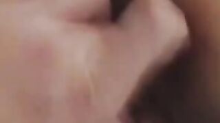 Camgirl dreht Amateurporno mit Dadbod-Freund
