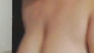 Camgirl dreht Amateurporno mit Dadbod-Freund