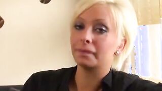 Casting einer sexy deutschen blonden Amateur-MILF mit großen Titten
