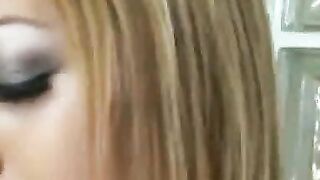 Blonde Asiatin gibt Handjob