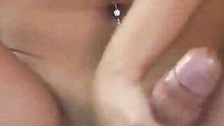 Blonde Asiatin gibt Handjob