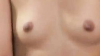 Blonde Asiatin gibt Handjob
