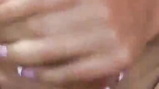 Blonde Asiatin gibt Handjob