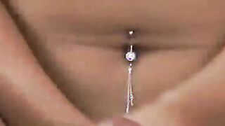 Blonde Asiatin gibt Handjob