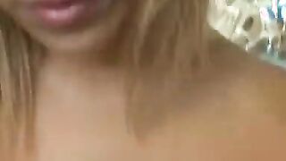 Blonde Asiatin gibt Handjob