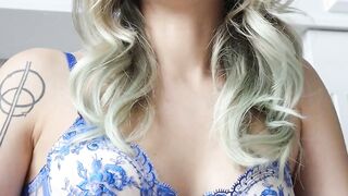 Sie spielt und zeigt gerne ihr reifes Fotzchen